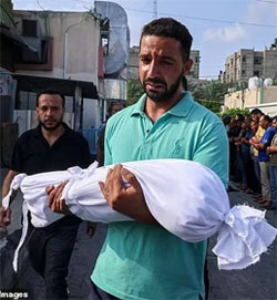 Gazan man carrying dead child